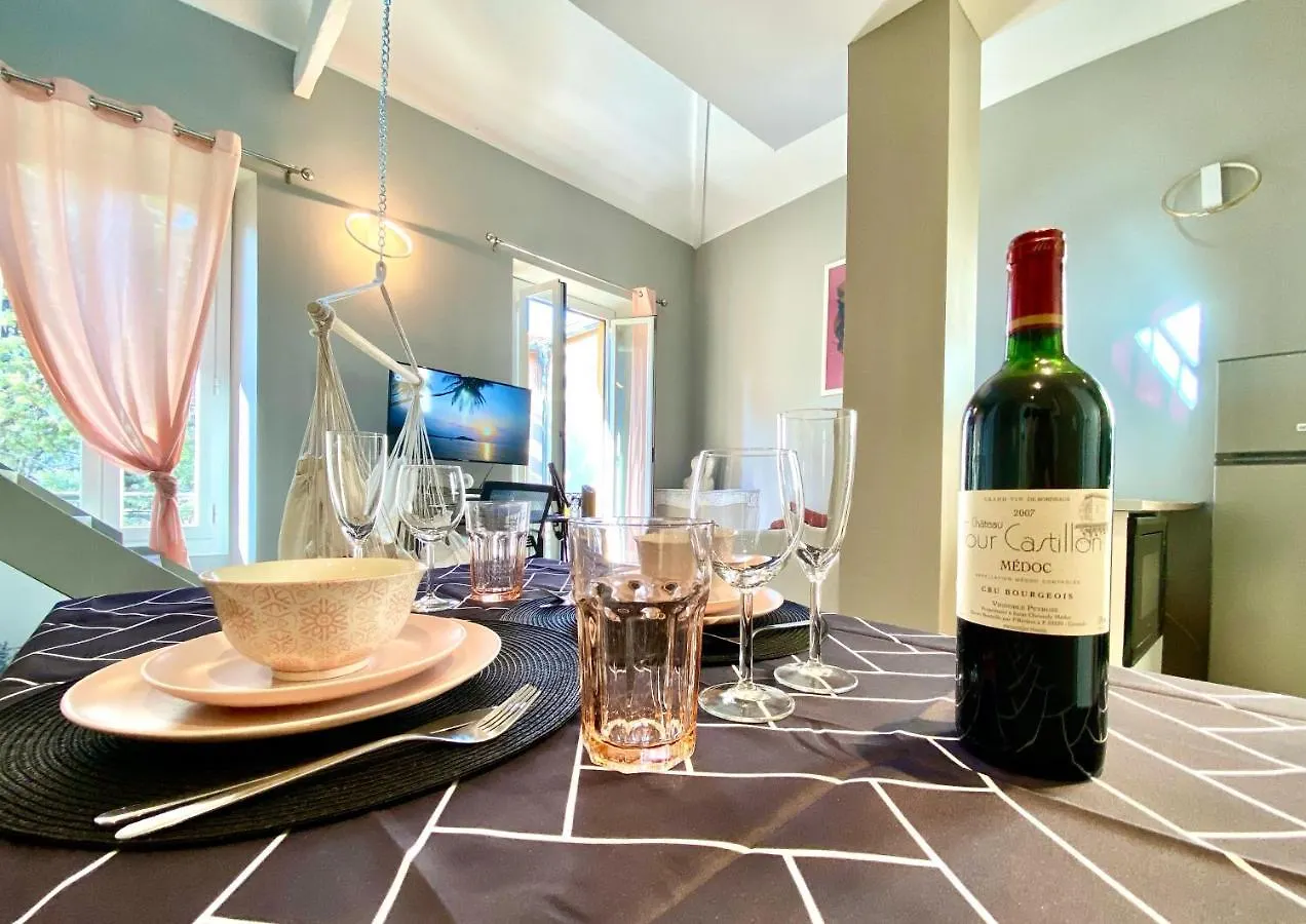 Lovely & Sunny Loft Heart Of Nice With A/C! 아파트